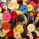 denne miksen inneholder knapper i mange farger og størrelser, for det meste med 2 eller 4 hull thumbnail
