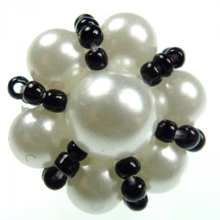 "Perleknapper" med hvite og små sorte perler